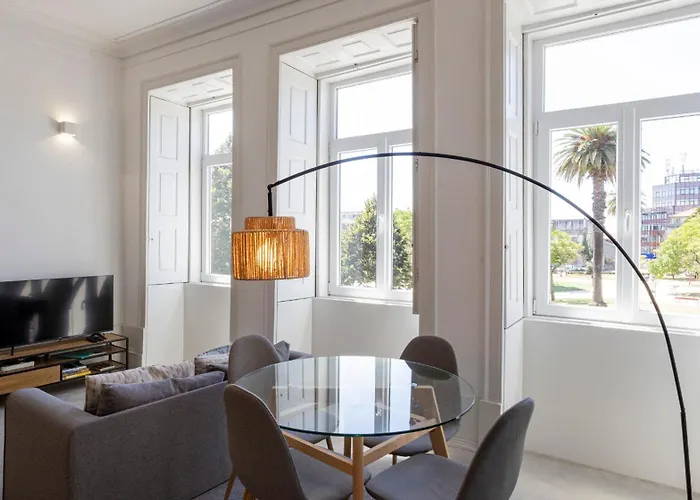 Downtown By Lovelystay דירה